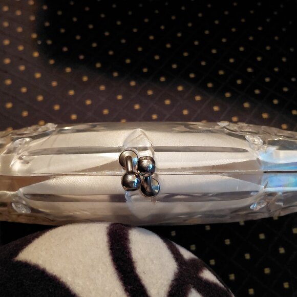 Elegant Vintage Lucite White/liner Clutch Snap Closure  SO CUTE - Picture 4 of 6